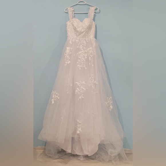 Arya Couture Wedding Dress. Never worn. - Picture 12 of 12